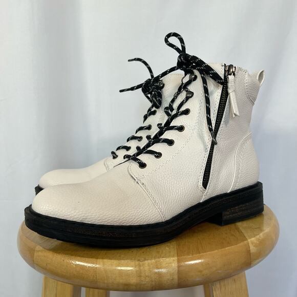 BareTraps Women's White and Black AmySue Boots 8.5 - Picture 1 of 9